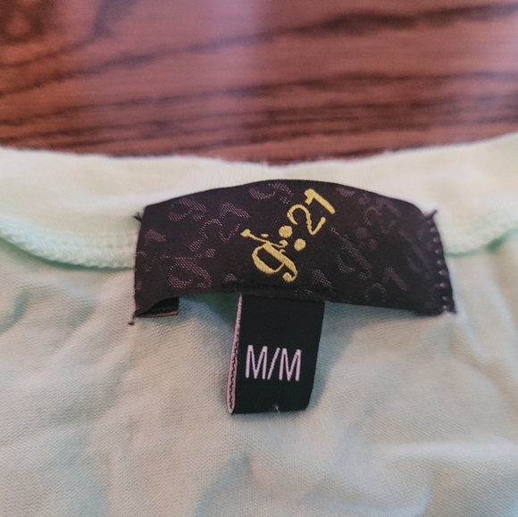 NWOT Pretty green light weight t-shirt, excellent condition - Picture 2 of 7